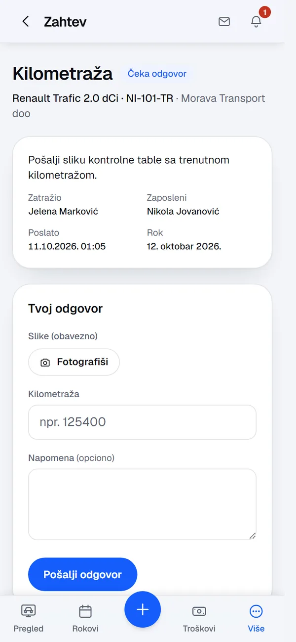 Zahtev za kilometražu na telefonu zaposlenog sa dugmetom Fotografiši